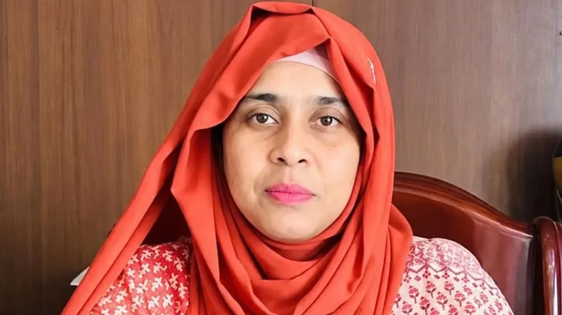 দেড় মিনিটে মন্ত্রীকে ৩৫ বার স্যার বলা ইউএনও এখন ‘ছুটি বিতর্কে’