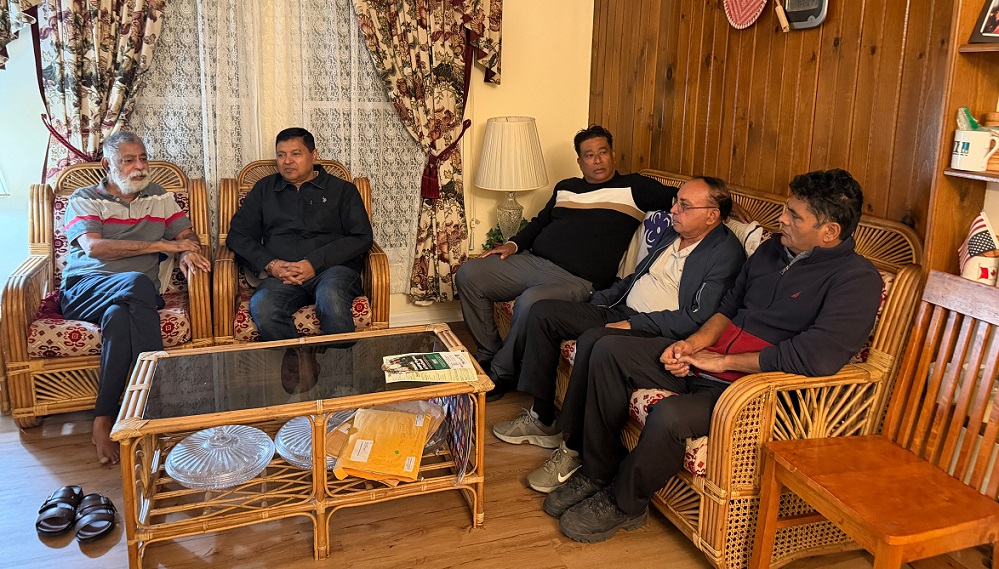 অসুস্থ মুক্তিযোদ্ধা সাংবাদিক হারুন চৌধুরীকে দেখতে গেলেন বাংলাদেশি কমিউনিটি নেতৃবৃন্দ