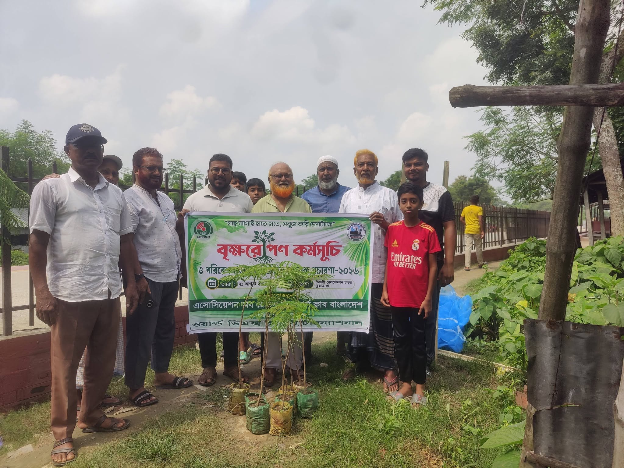 চুয়াডাঙ্গার উথলী রেলষ্টেশনে কৃষ্ণচূড়া গাছের চারা রোপন করলো রেডিও ক্লাব সদস্যরা, একযোগে অন্য ৬ স্থানেও