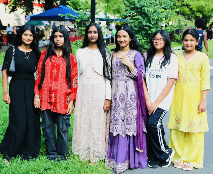 বনভোজনের আদলে আয়োজিত অনুষ্ঠানে আয়না’র জন্মদিন ও সোনালী রাফি’র গ্র্যাজুয়েশন পার্টি