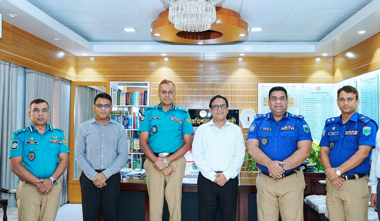 রাজশাহী বিভাগীয় কমিশনার ড. আ. ন. ম. বজলুর রশীদের বদলিজনিত বিদায় উপলক্ষে আরএমপি পুলিশ কমিশনারের সৌজন্য সাক্ষাৎ
