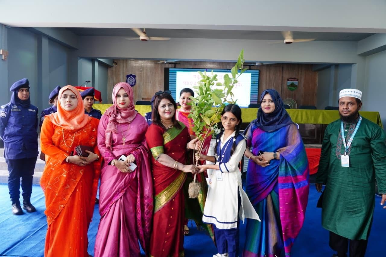 সবুজায়নের প্রত্যয়ে সিরাজগঞ্জ জেলা পুনাকের উদ্যোগে গাছের চারা বিতরণ কর্মসূচি অনুষ্ঠিত