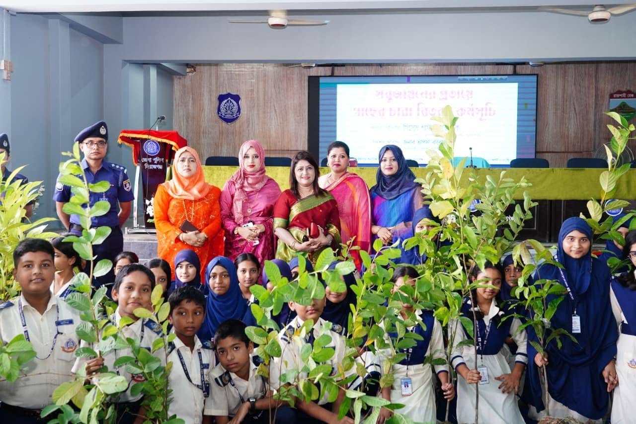 সবুজায়নের প্রত্যয়ে সিরাজগঞ্জ জেলা পুনাকের উদ্যোগে গাছের চারা বিতরণ কর্মসূচি অনুষ্ঠিত