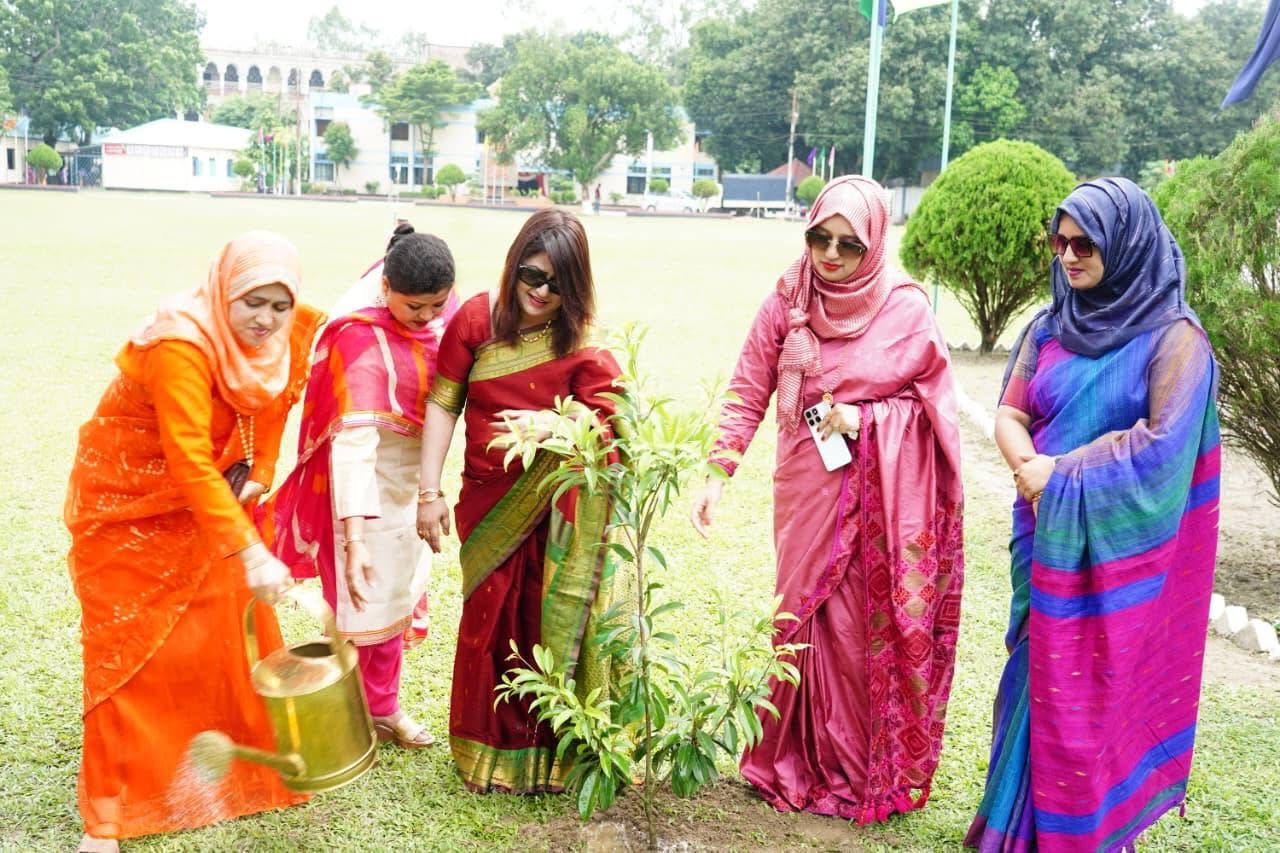 সবুজায়নের প্রত্যয়ে সিরাজগঞ্জ জেলা পুনাকের উদ্যোগে গাছের চারা বিতরণ কর্মসূচি অনুষ্ঠিত