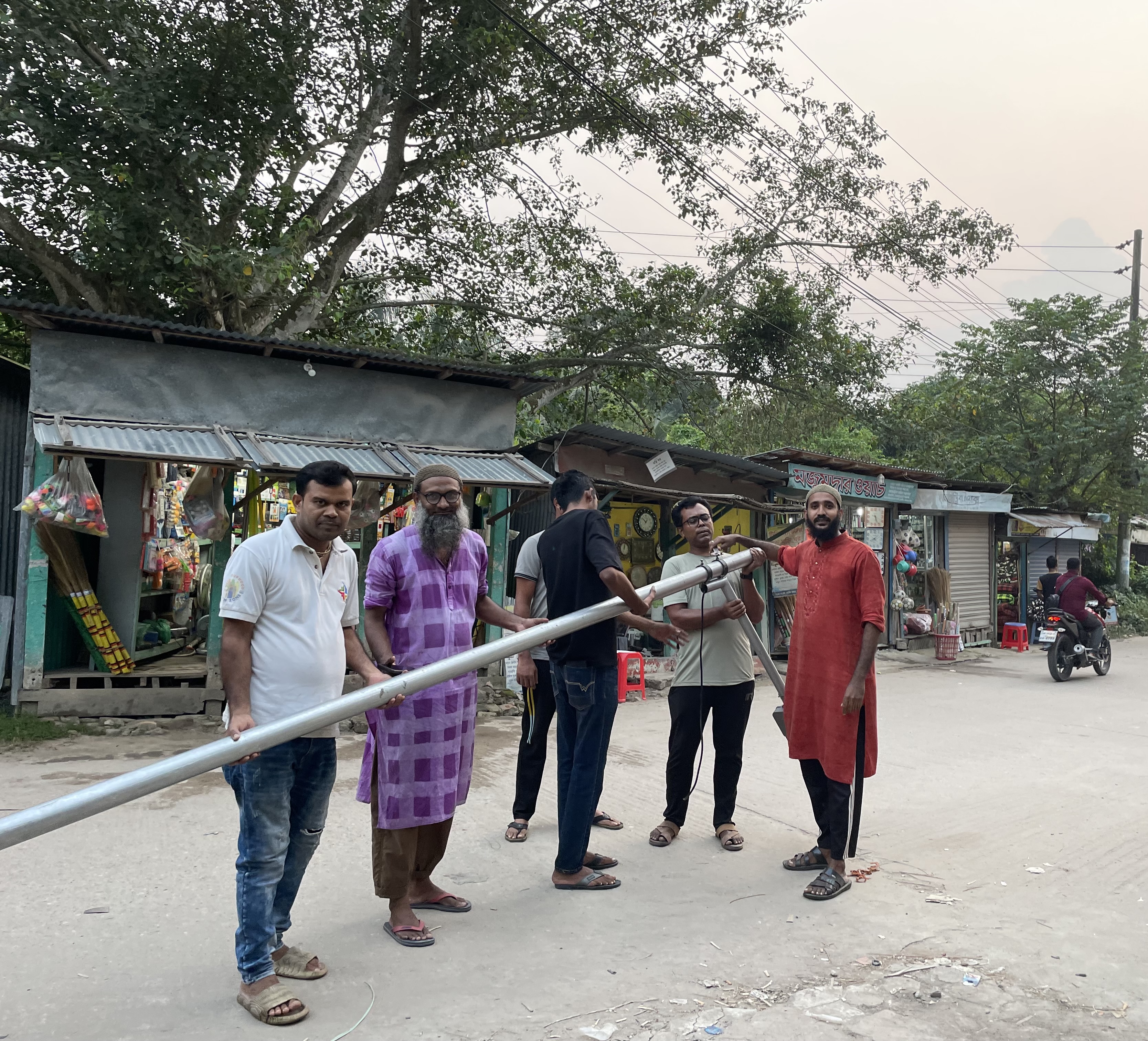 নবাবগঞ্জের চুড়াইনে তরুণদের মহৎ উদ্যোগ: রাস্তায় বসছে সোলার লাইট