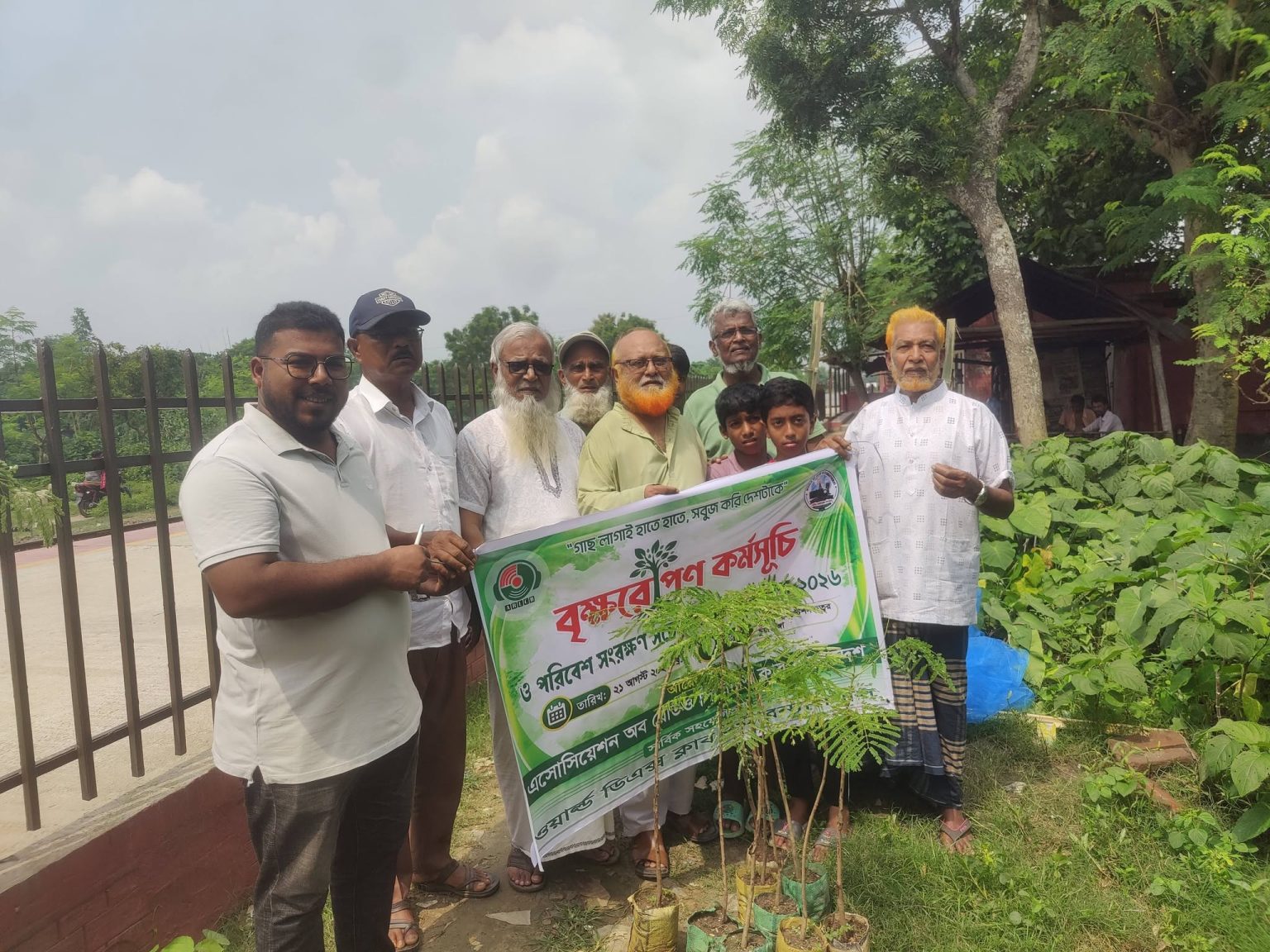 চুয়াডাঙ্গার উথলী রেলষ্টেশনে কৃষ্ণচূড়া গাছের চারা রোপন করলো রেডিও ক্লাব সদস্যরা, একযোগে অন্য ৬ স্থানেও