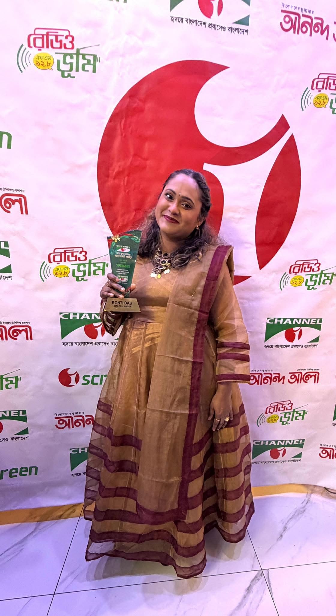 নিউইয়র্কে চ্যানেল আই ‘বেস্ট সিঙ্গার’ সম্মাননা পেলেন রন্টি দাশ