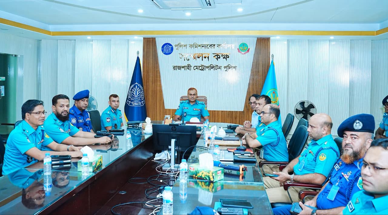 ফুলেল শুভেচ্ছায় রাজশাহী জেলার নবনিযুক্ত পুলিশ সুপারকে বরণ