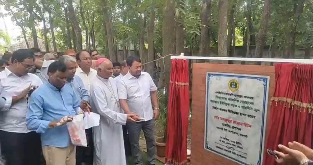 ডিঙ্গাডোবা ক্যাথলিক গোরস্থানের অভ্যন্তরে ইউনিব্লক সড়ক ও আরসিসি ড্রেন নির্মাণ কাজের ভিত্তিপ্রস্তর স্থাপন করলেন :রাসিক প্রশাসক