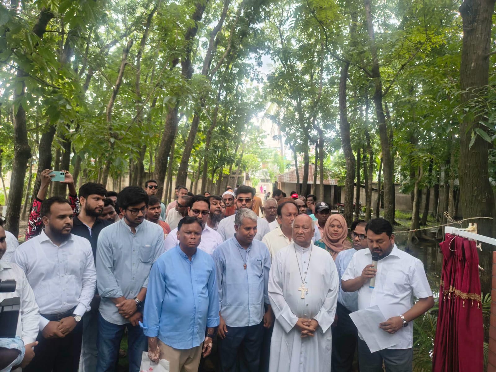 ডিঙ্গাডোবা ক্যাথলিক গোরস্থানের অভ্যন্তরে ইউনিব্লক সড়ক ও আরসিসি ড্রেন নির্মাণ কাজের ভিত্তিপ্রস্তর স্থাপন করলেন :রাসিক প্রশাসক