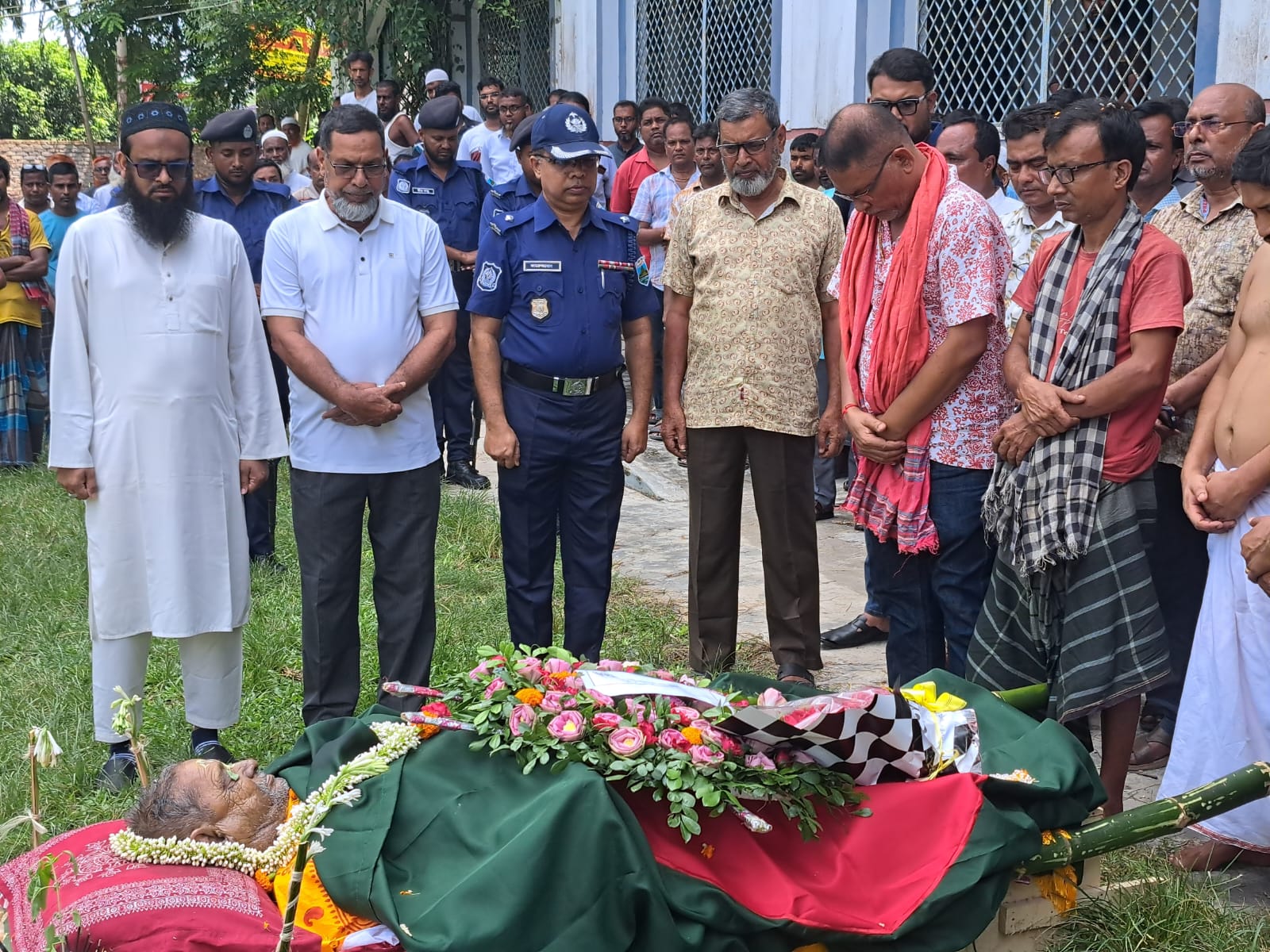 আদমদীঘির বীরমুক্তিযোদ্ধা নিমাই চন্দ্র ওরফে খোকা কুন্ডু কে শেষকৃত্য অনুষ্ঠানে রাষ্ট্রীয় মর্যাদায় গার্ড অব অনার প্রদান
