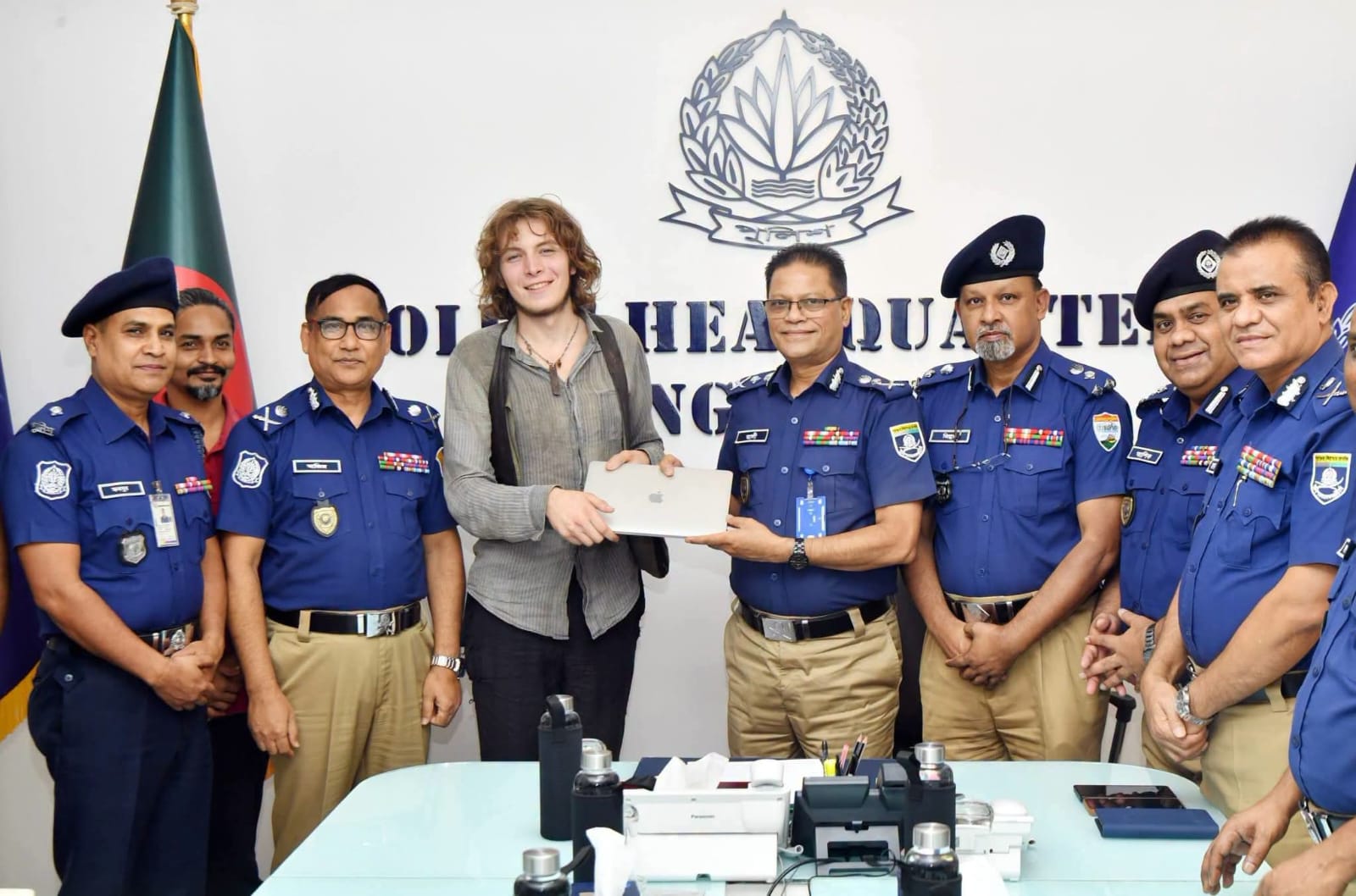 নাটোর জেলা পুলিশ কর্তৃক উদ্ধারকৃত জার্মান পর্যটকের হারানো ল্যাপটপ হস্তান্তর করলেন :আইজিপি