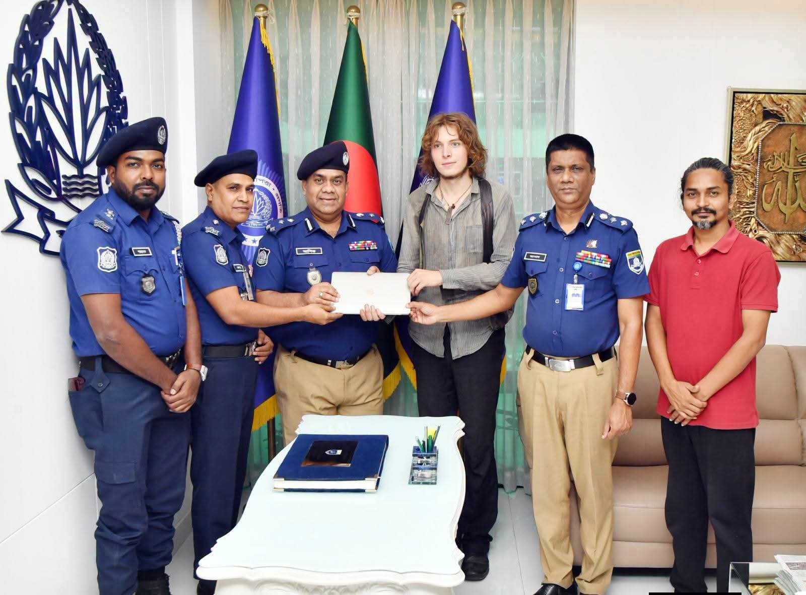 নাটোর জেলা পুলিশ কর্তৃক উদ্ধারকৃত জার্মান পর্যটকের হারানো ল্যাপটপ হস্তান্তর করলেন :আইজিপি