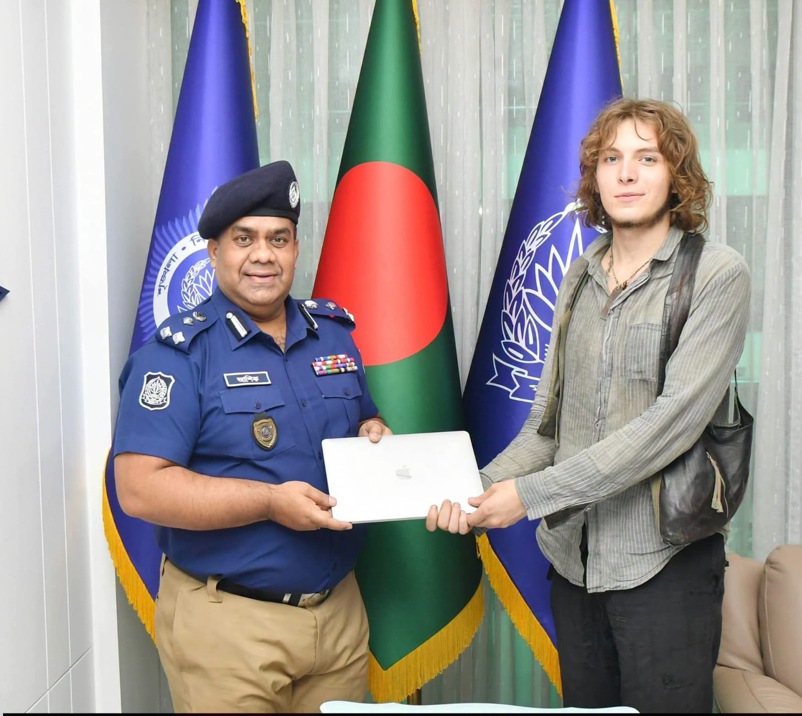 নাটোর জেলা পুলিশ কর্তৃক উদ্ধারকৃত জার্মান পর্যটকের হারানো ল্যাপটপ হস্তান্তর করলেন :আইজিপি