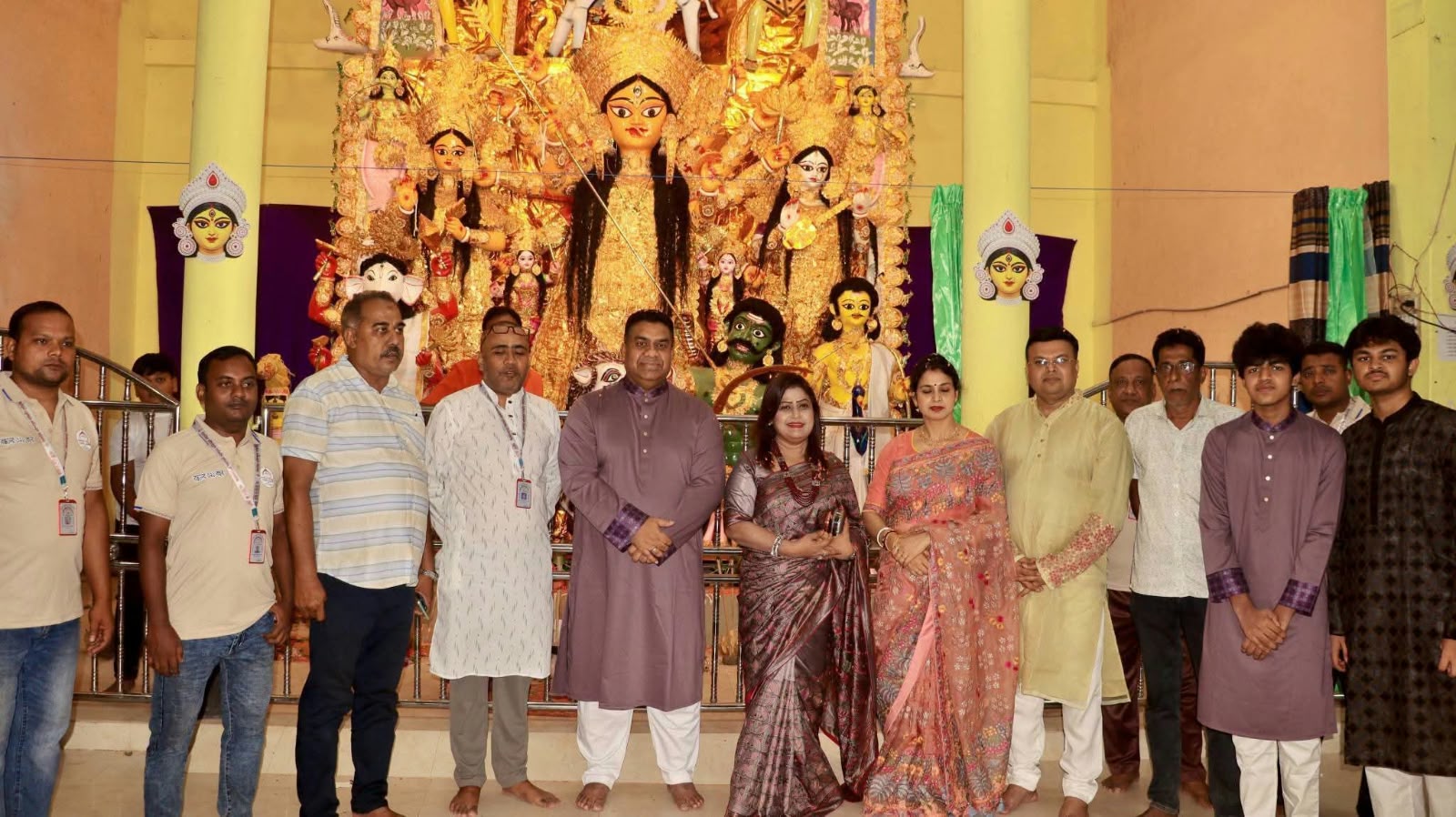 চাঁপাইনবাবগঞ্জে শারদীয় দুর্গাপূজা মণ্ডপ পরিদর্শন করলেন রাজশাহী রেঞ্জ ডিআইজি মো. আশিক সাঈদ