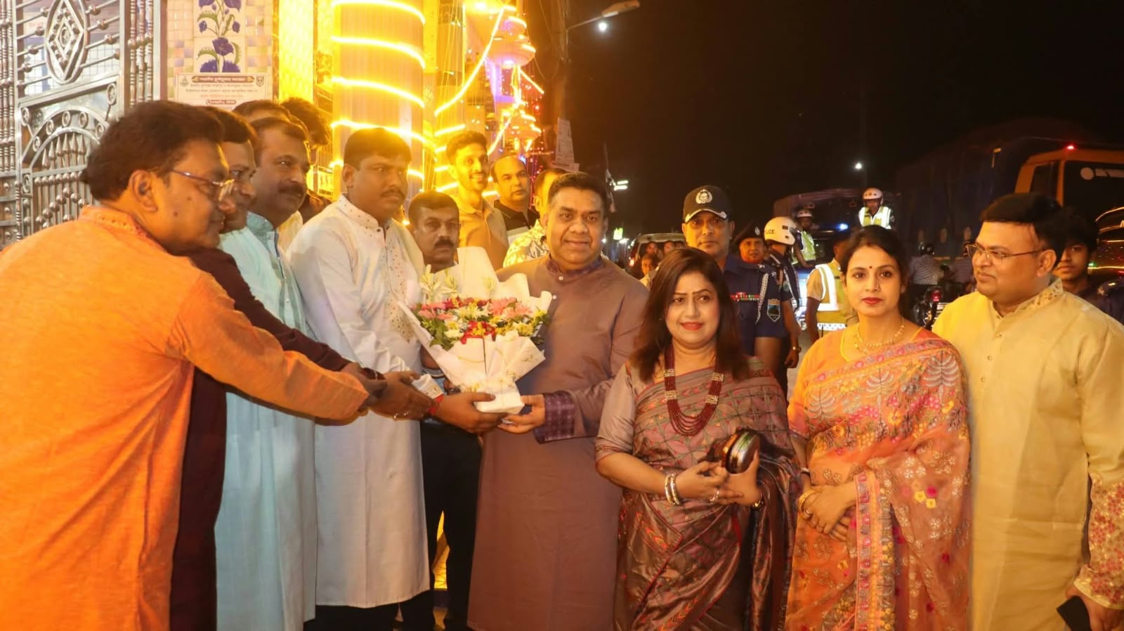 চাঁপাইনবাবগঞ্জে শারদীয় দুর্গাপূজা মণ্ডপ পরিদর্শন করলেন রাজশাহী রেঞ্জ ডিআইজি মো. আশিক সাঈদ