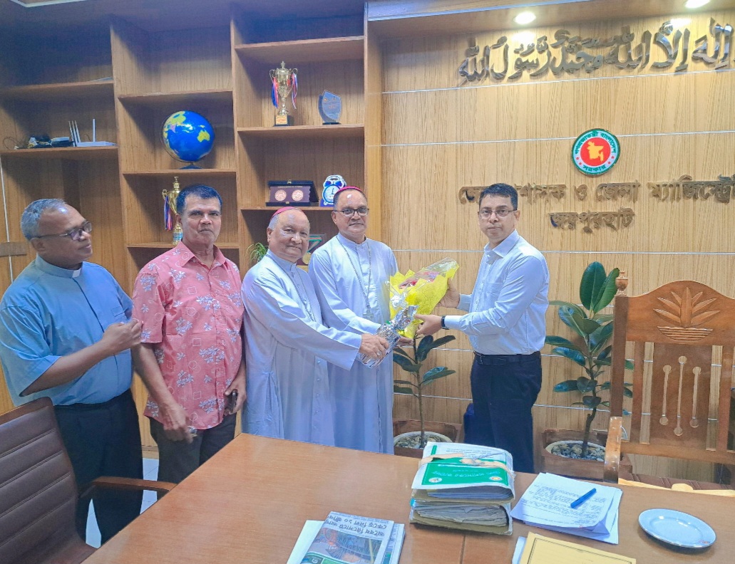 জয়পুরহাট জেলা প্রশাসক এবং এসপির সঙ্গে রাজশাহী খ্রিস্টীয় ক্যাথলিক প্রধান বিশপ এবং জয়পুরহাট বিশপের সৌজন্য সাক্ষাৎ
