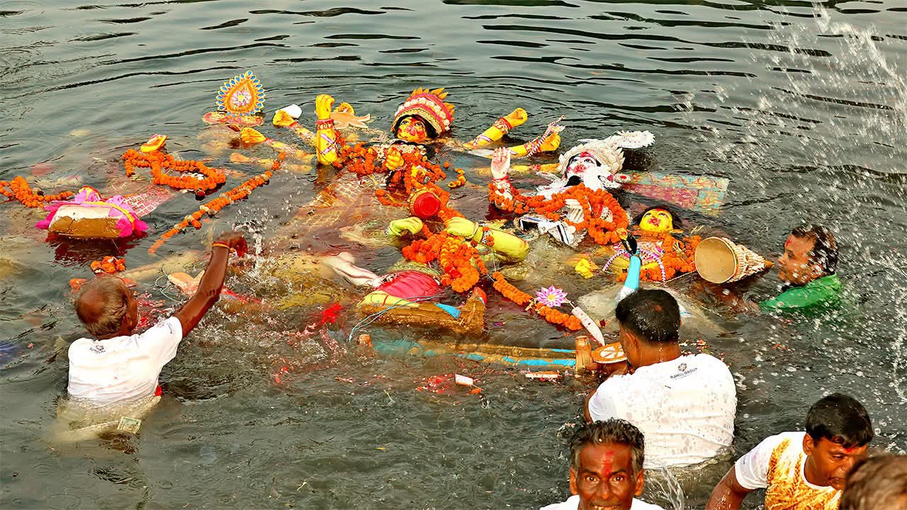 বগুড়ায় বিসর্জনের মধ্য দিয়ে শেষ হলো শারদীয় দুর্গোৎসব