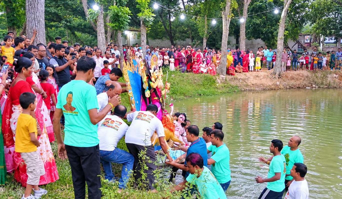বগুড়ায় বিসর্জনের মধ্য দিয়ে শেষ হলো শারদীয় দুর্গোৎসব